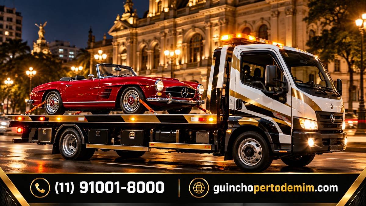 Mercedes conversível vermelho clássico carregado na plataforma do guincho no centro de São Paulo — Guincho para Carro Clássico em São Paulo