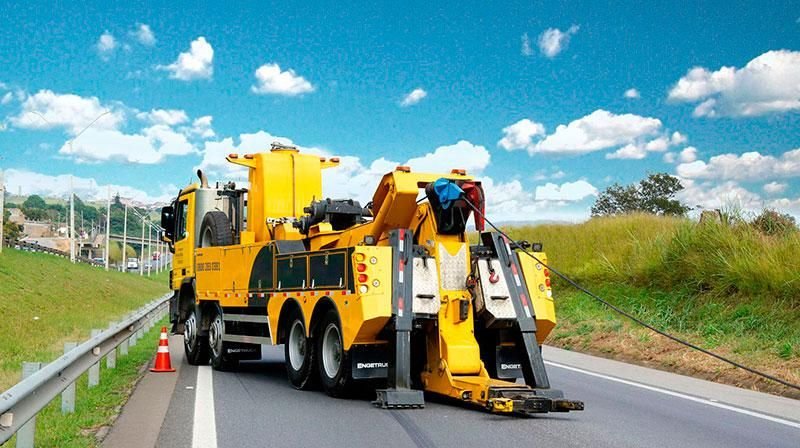 Caminhão guincho pesado atendendo ocorrência na rodovia próxima a Alumínio, São Paulo